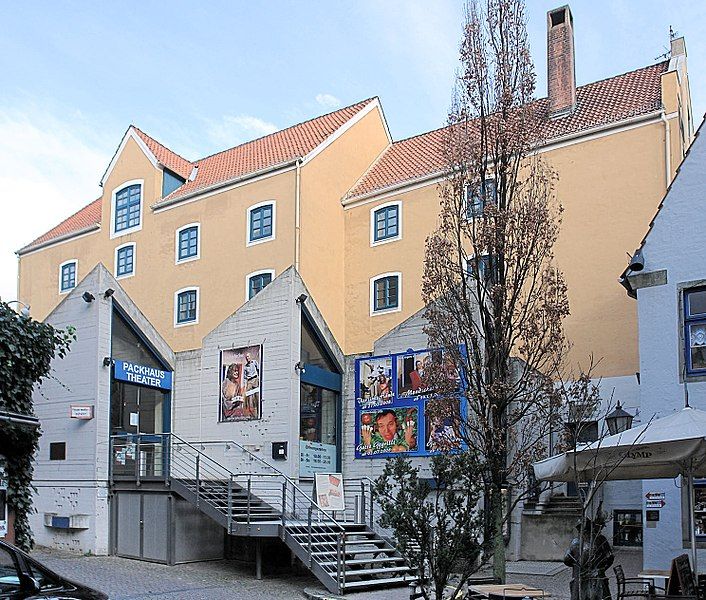 File:Schnoor-PackhausTheater.jpg