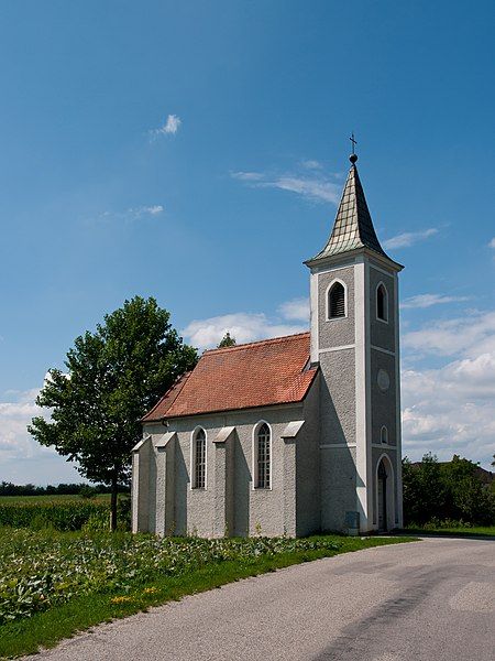 File:Seeben Ortskapelle.jpg