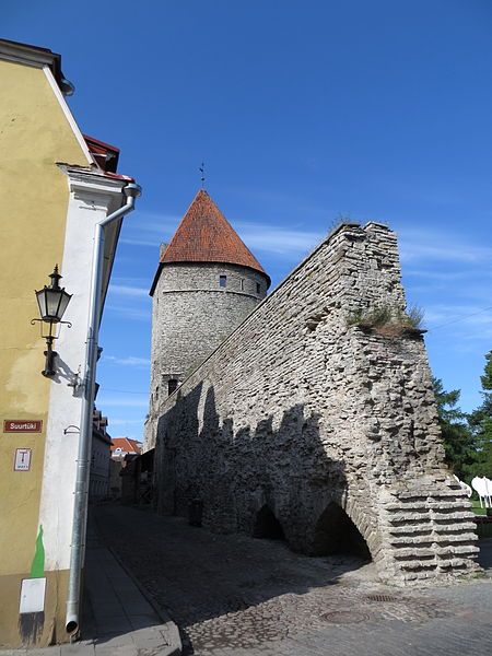 File:Tallin city wall.jpg