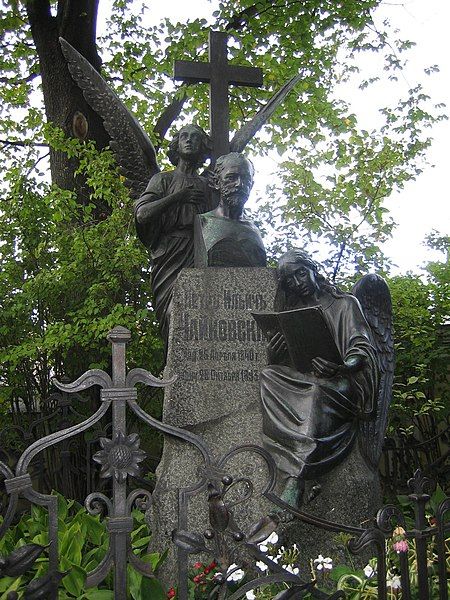 File:Tchaikovsky Grave.jpg