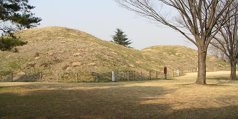 File:Teppoyama kofun.JPG