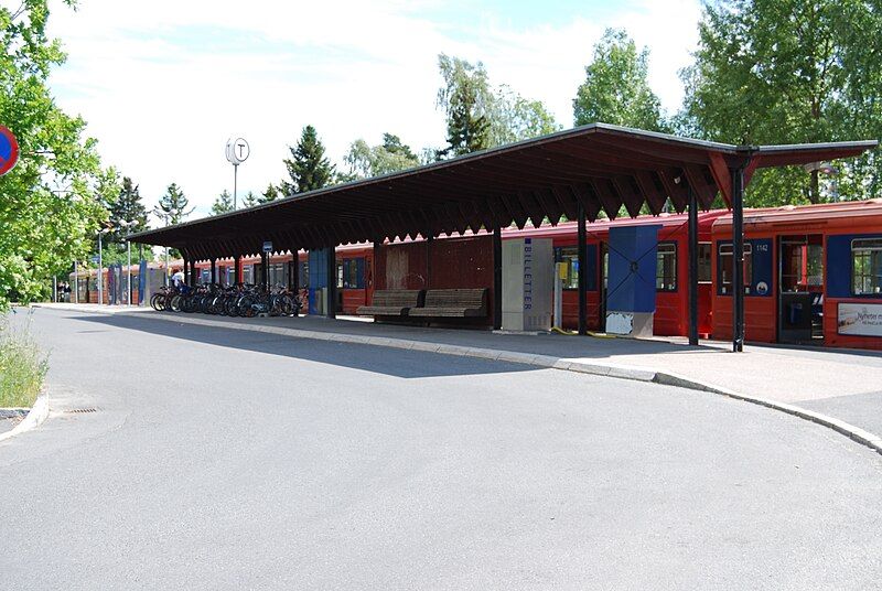 File:Østerås stasjon.JPG