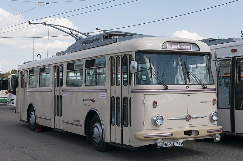 File:16-05-07-Oldtimertreffen-Eberswalde-Škoda 9Tr-RalfR-N3S 3928.jpg