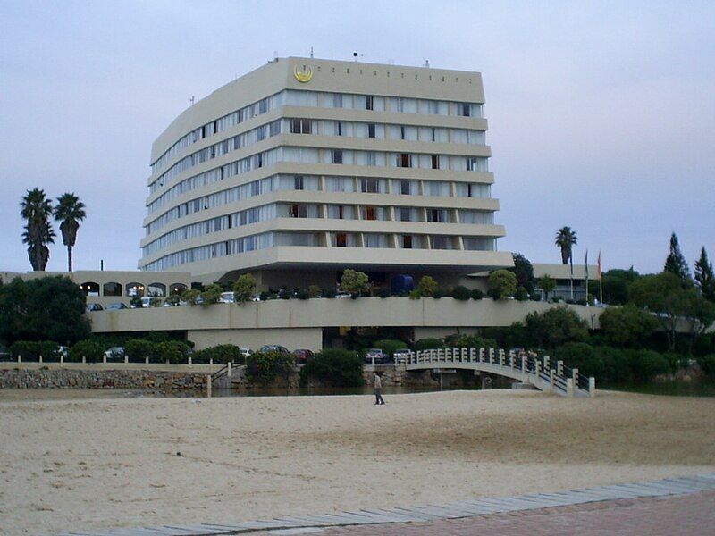 File:Beaconislehotelvoor.JPG