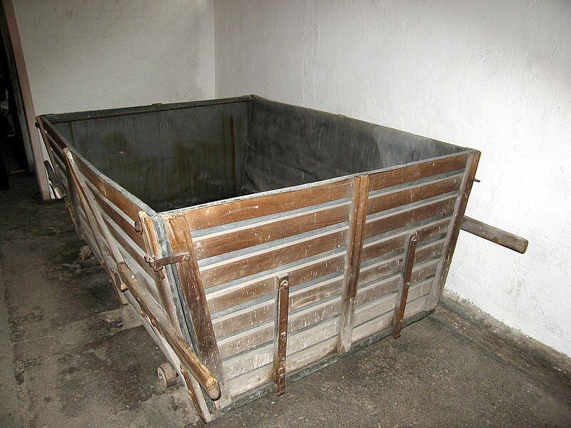 File:Buchenwald--KZ-Pferdestall Genickschussanlage 4.jpg