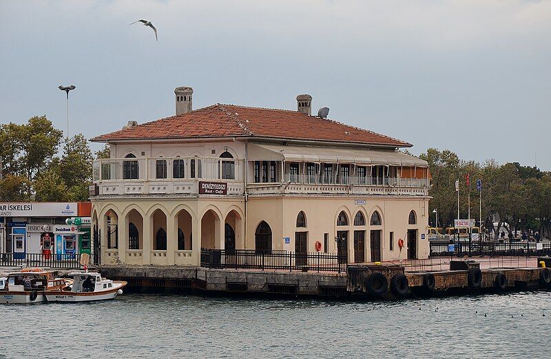 File:KadıköyOldFerryPier (1).jpg