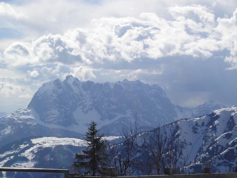 File:Kaisergebirge-von-Osten.jpg