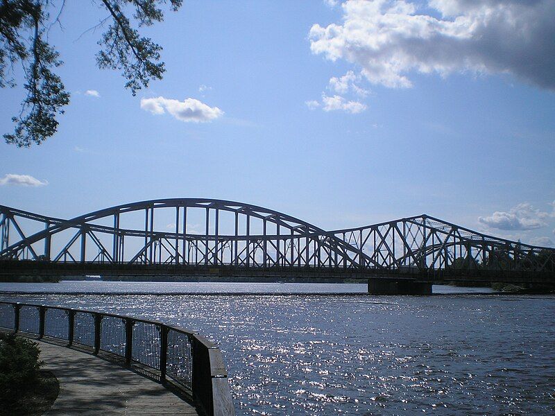 File:Lachapelle Bridge.jpg