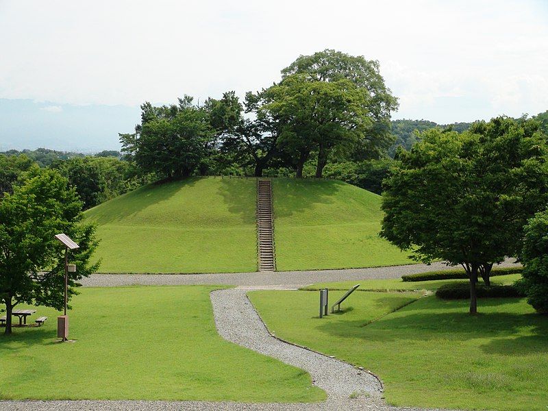 File:Maruyamazuka-kofun.JPG