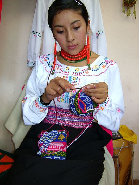 File:Mujer puruwa.JPG