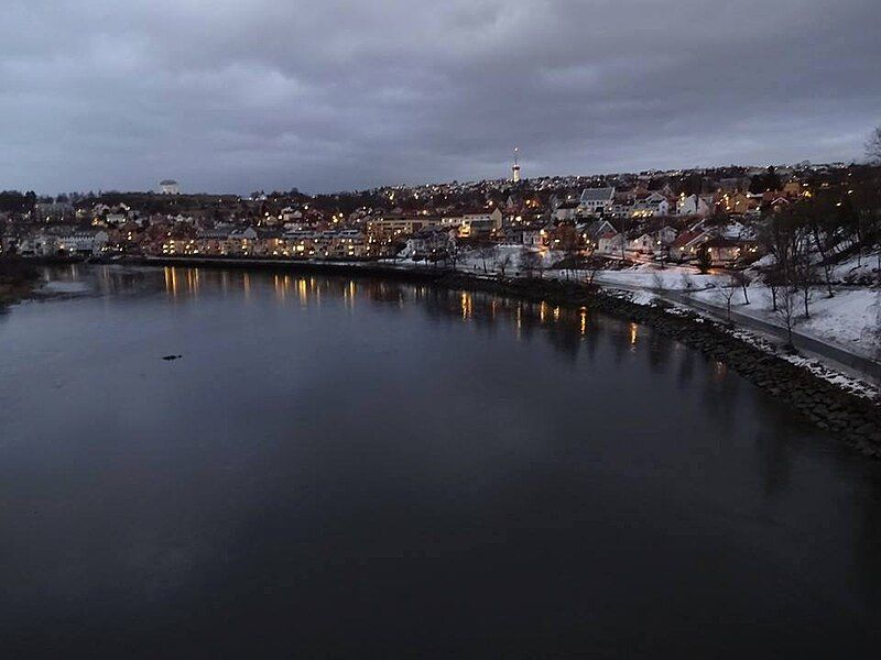 File:Nidelva at dusk.jpg