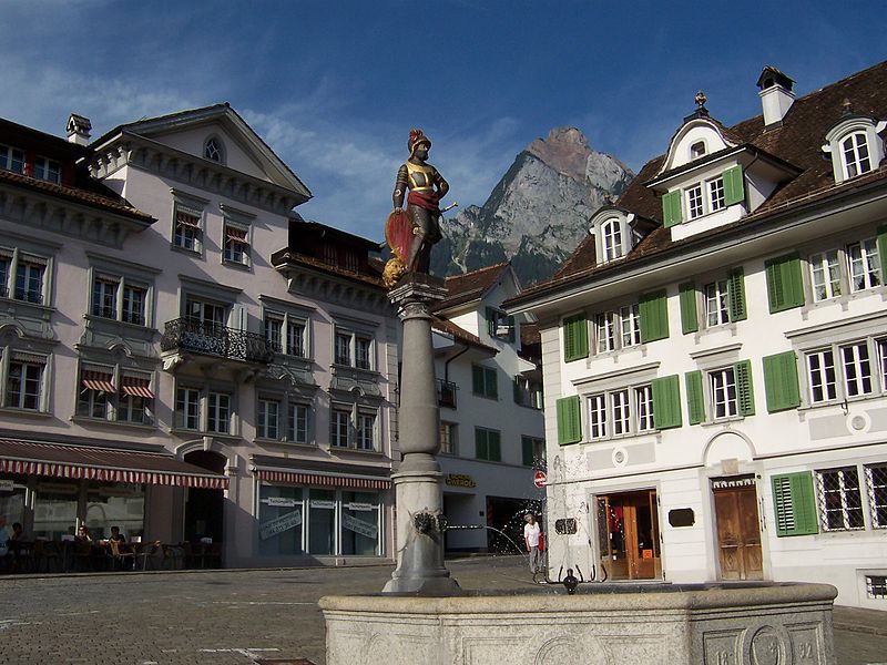 File:Schwyz Brunnen-Mändl.jpg