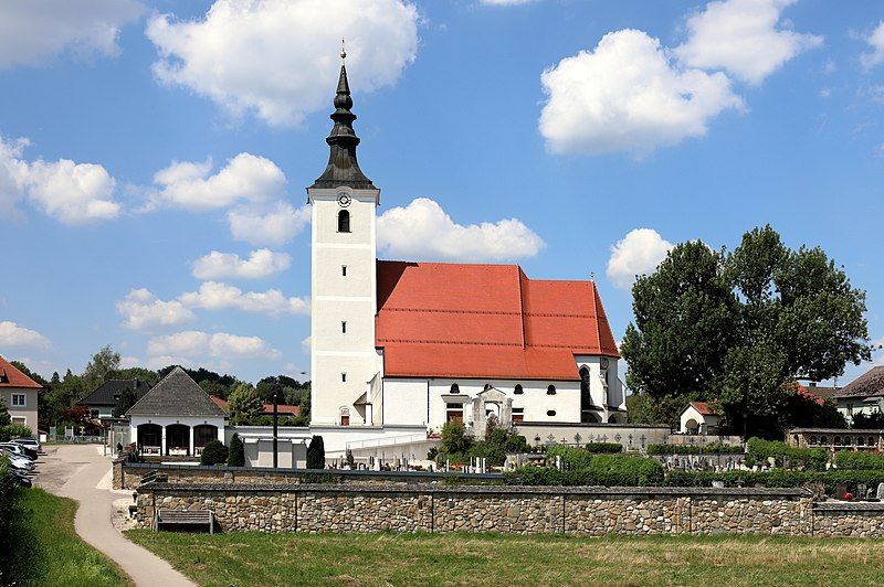 File:Seewalchen - Kirche.JPG