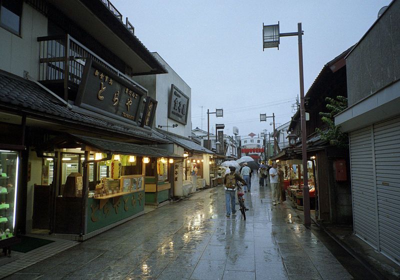 File:Shibamata street.jpg