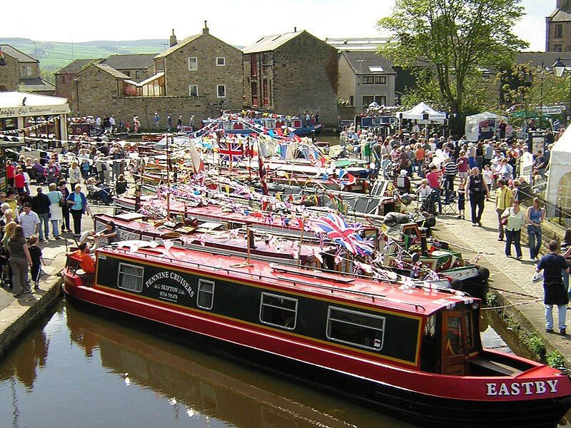 File:Skipton boat carnival.jpg