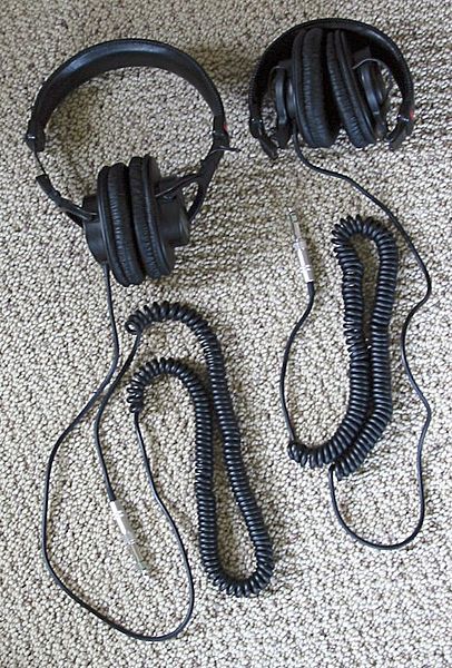 File:Sony MDR-V6 headphones.jpg