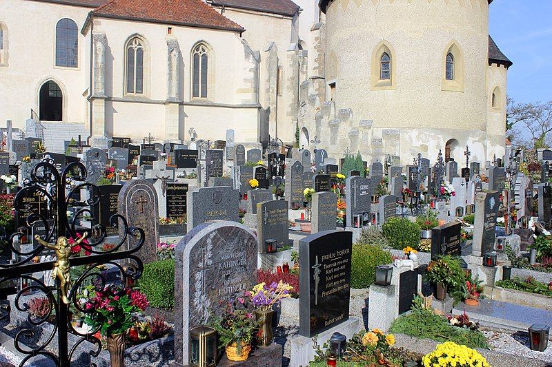 File:ThunauFriedhof.JPG