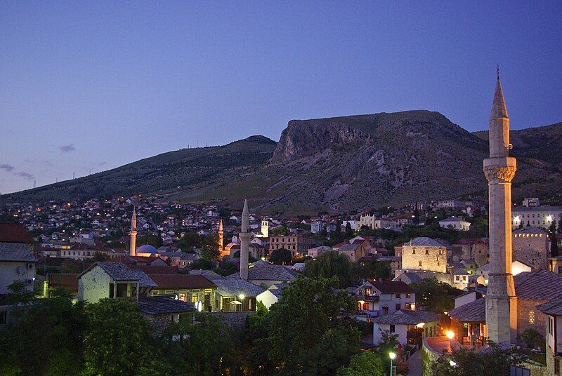 File:Velez by night.jpg