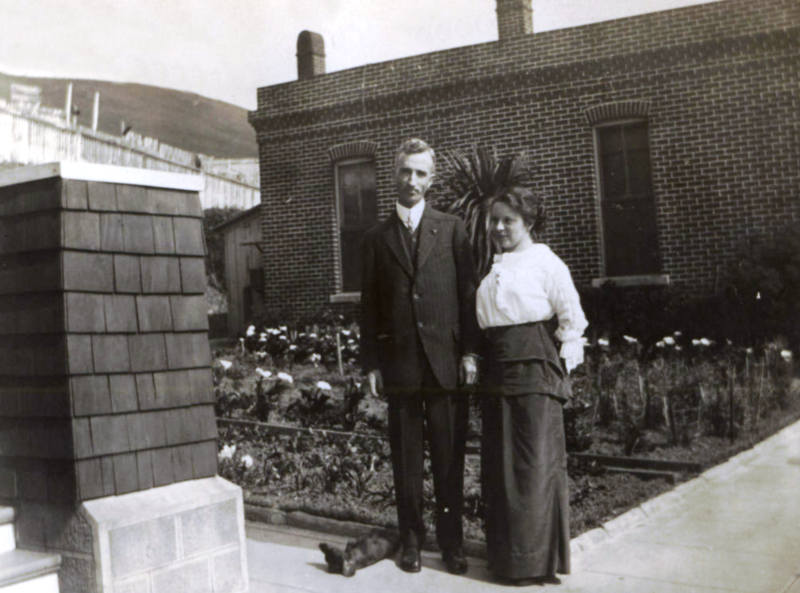 File:1915-SQ-prison-dr-leo-stanley-and-wife-romaine-near-residence.png