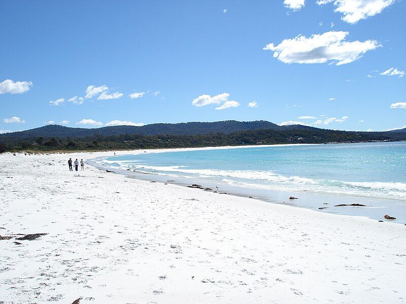 File:Binalong Bay beach.JPG