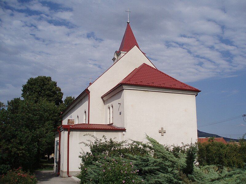 File:Church-in-Luzianky.JPG