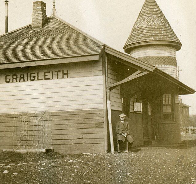 File:Craigleith depot 1900.jpg