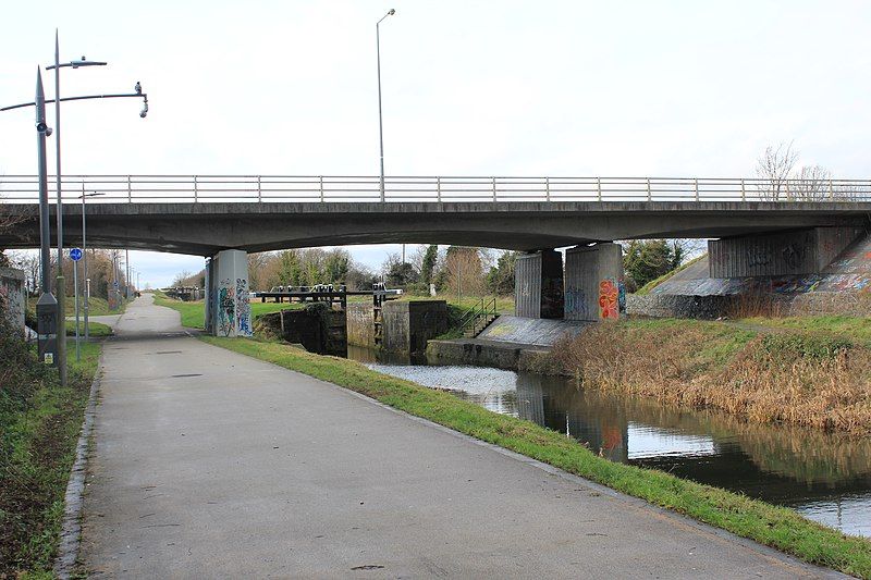 File:Fonthill Road Bridge.jpg