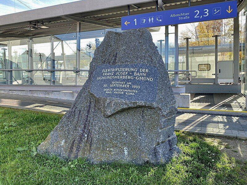 File:Gmünd Bahnhof Gedenkstein.jpg