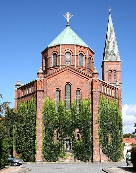 File:Jesuskirken Copenhagen rear.jpg