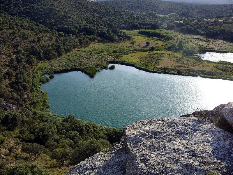 File:Laguna de Arquillo.jpg