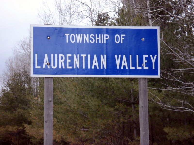 File:LaurentianValley-Sign.JPG