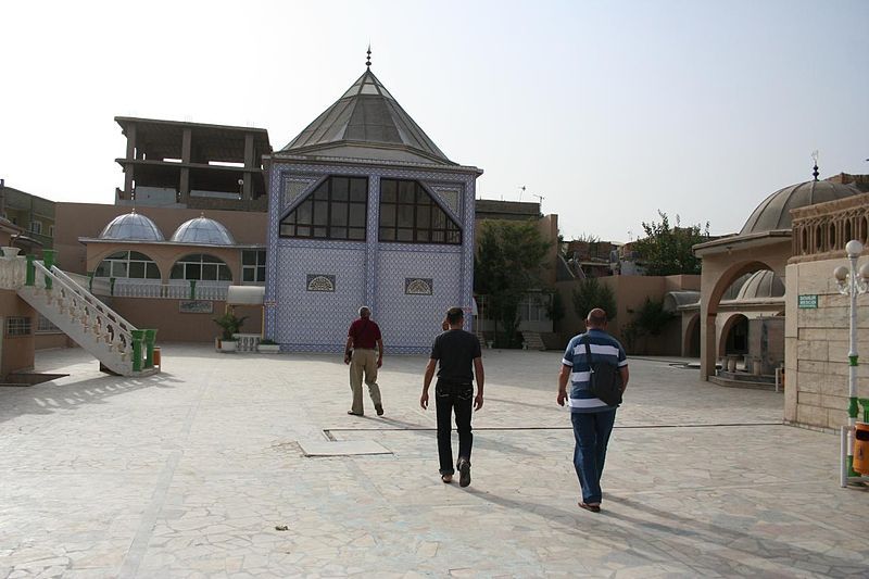 File:Noah-Mausoleum-Cizre-Turkey-August-2009-2.jpg