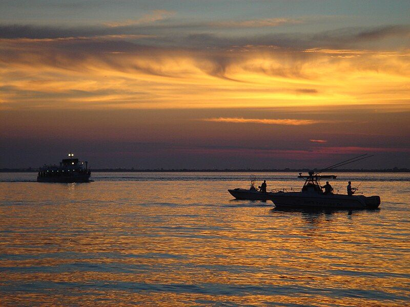 File:SailingOnTheGreatSouthBay.jpg