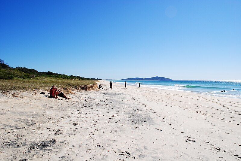 File:SevenMileBeach(Forster)NSW20100911-1.JPG