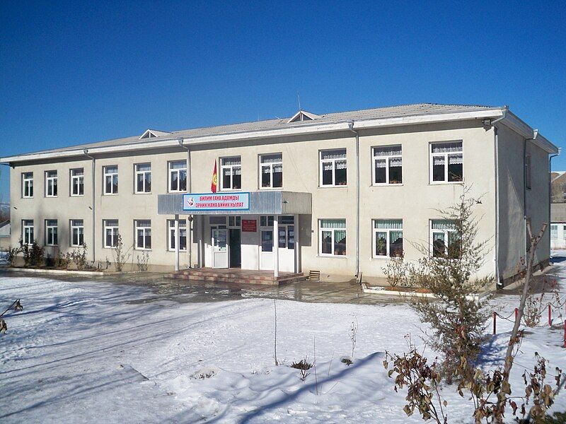 File:Toktogul Secondary School.JPG