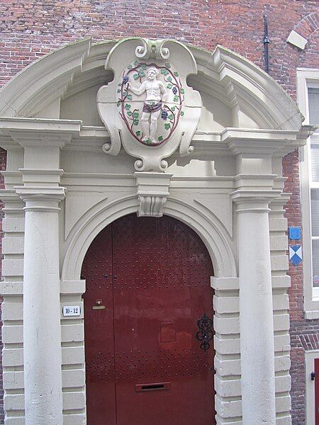 File:Wijnkopersgildehuis poort.jpg