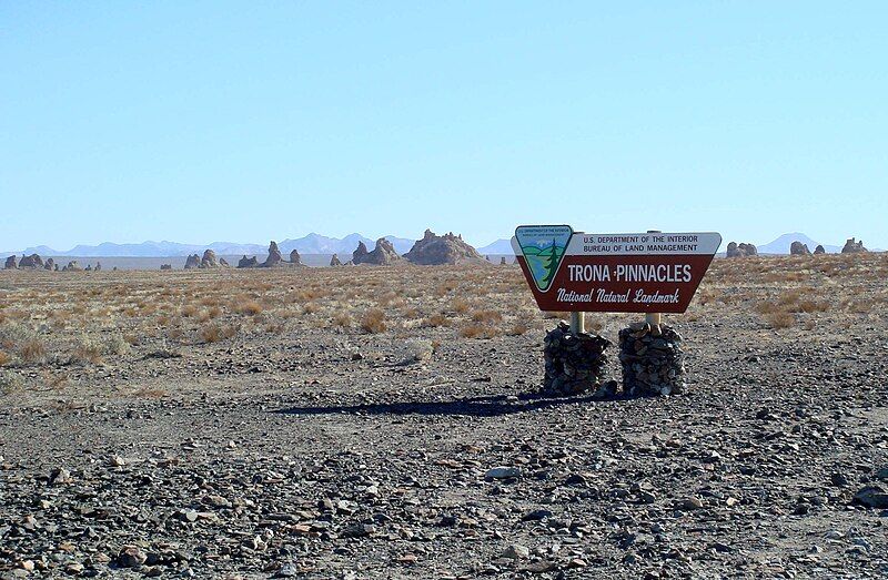 File:01-2007-TronaPinnacles-withsignage.jpg