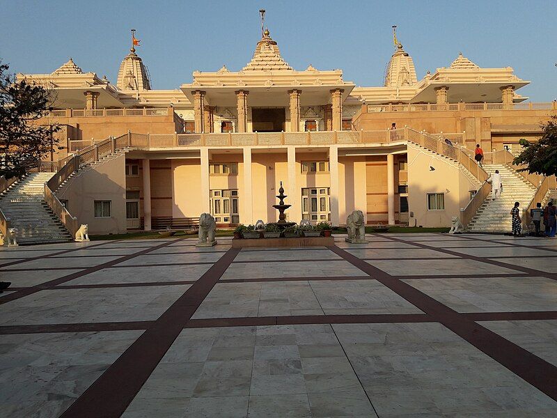 File:Adalaj Trimandir Temple.jpg