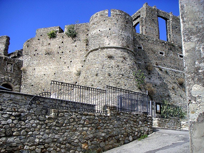 File:Burg von Squillace.jpg