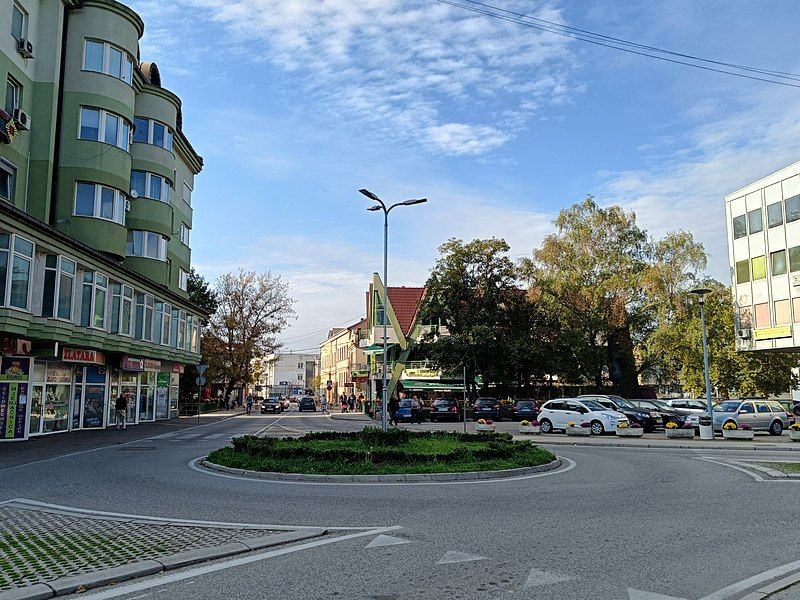 File:Centar Sanskog Mosta.jpg