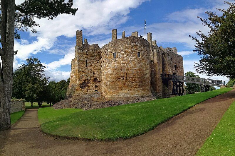 File:Dirleton Castle alt.jpg