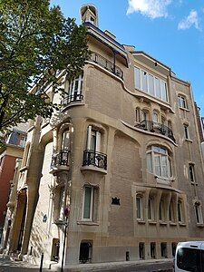 Facade of the Hôtel Guimard. The studio of his wife was behind the large windows on the top floor.