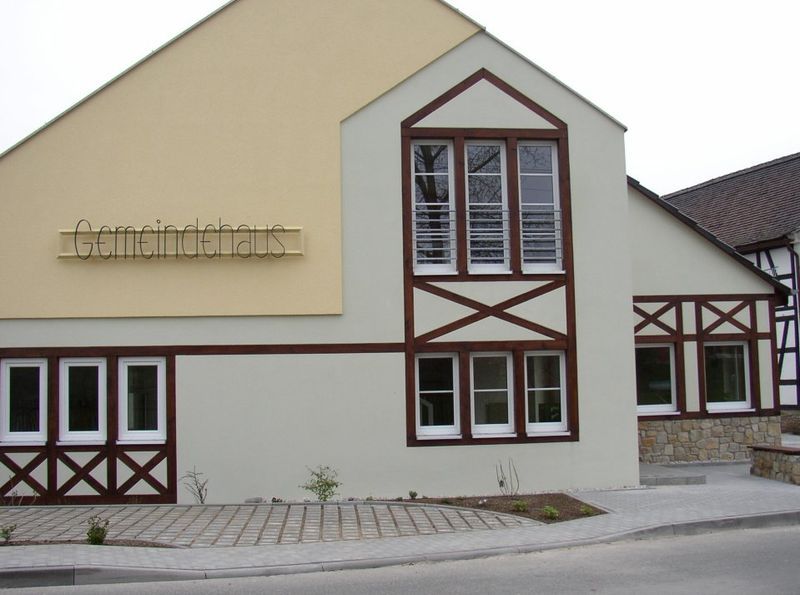 File:Hilbersdorf gemeindehaus.jpg