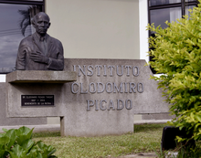 Statue of the institute's name alongside a bust of Picado