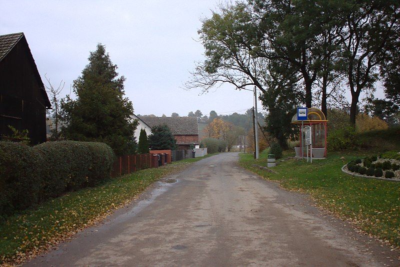 File:Jakubowice, autobusová zastávka.jpg