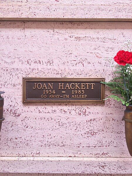 File:Joan Hackett Grave.JPG