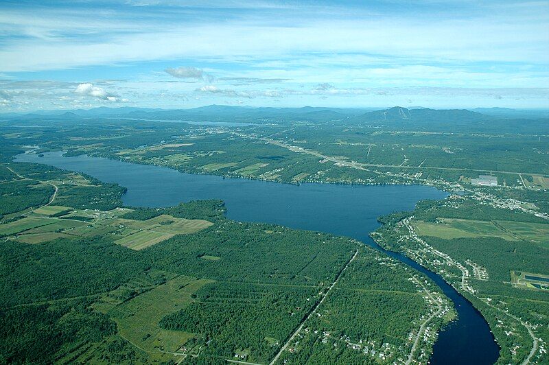 File:Lac Magog.jpg