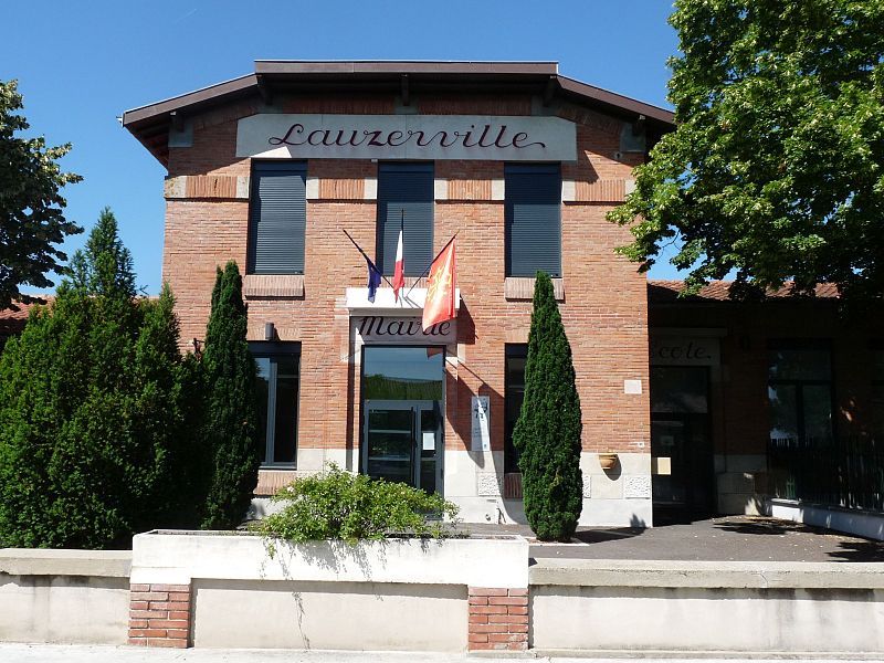 File:Lauzerville mairie.JPG