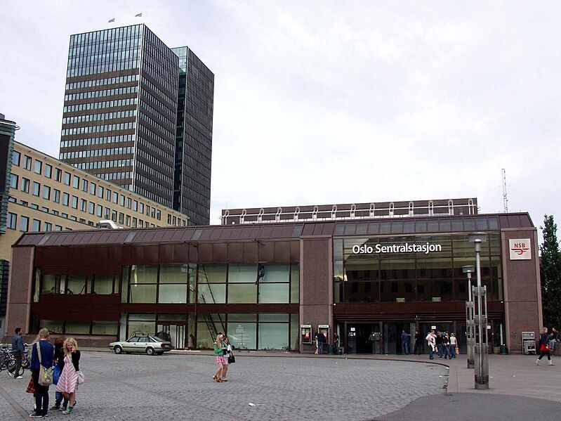 File:Oslo Sentralstasjon 18jun2005.jpg