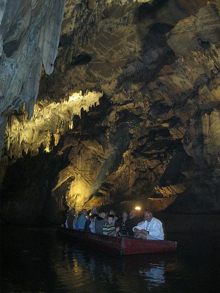 File:Penns Cave 3.JPG